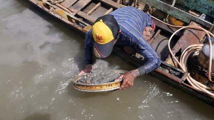 Thai 'Indiana Jones' divers scour murky river for treasure