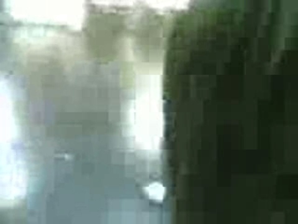 un mec ki traine un clochard dans le metro