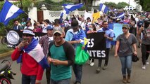 Estudiantes y médicos protestan contra despidos en Nicaragua