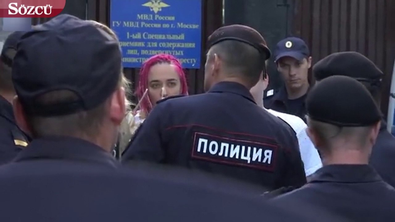 Dünya Kupası'nda sahaya giren kadınlara şok... 15 saniyelik özgürlük