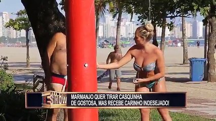 Blague : il pense que c'est cette femme qui lui lave le dos...