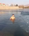 Il tente de nager sous la glace mais ne s'attend pas à cela