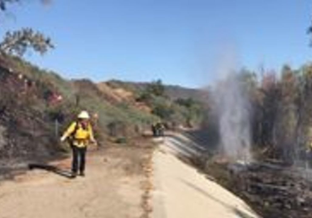 Firefighters Battle Brush Fire Threatening Santa Clarita Homes