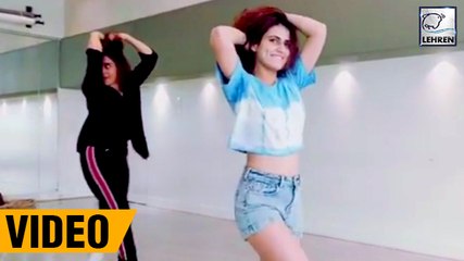 Descargar video: Fatima Sana Shaikh And Sanya Malhotra’s Seductive DANCE Performance