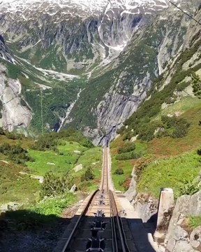 İsviçre dağlarında teleferik ile muhteşem bir iniş