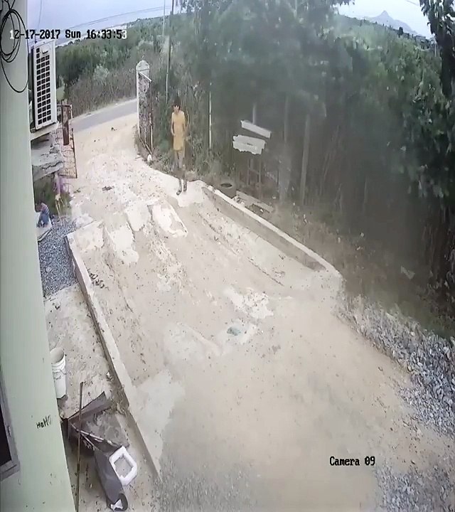 Camera ghi lại vụ bắt cóc trẻ em tại      Vi Tính Tuấn Phương