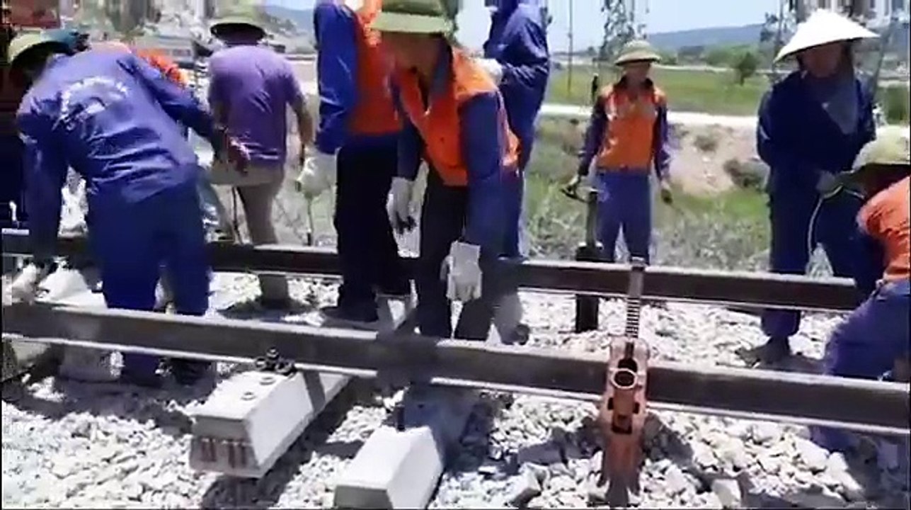 Cảm động hình ảnh nhân viên đường sắt  đội nắng” xuyên trưa sửa đường ray