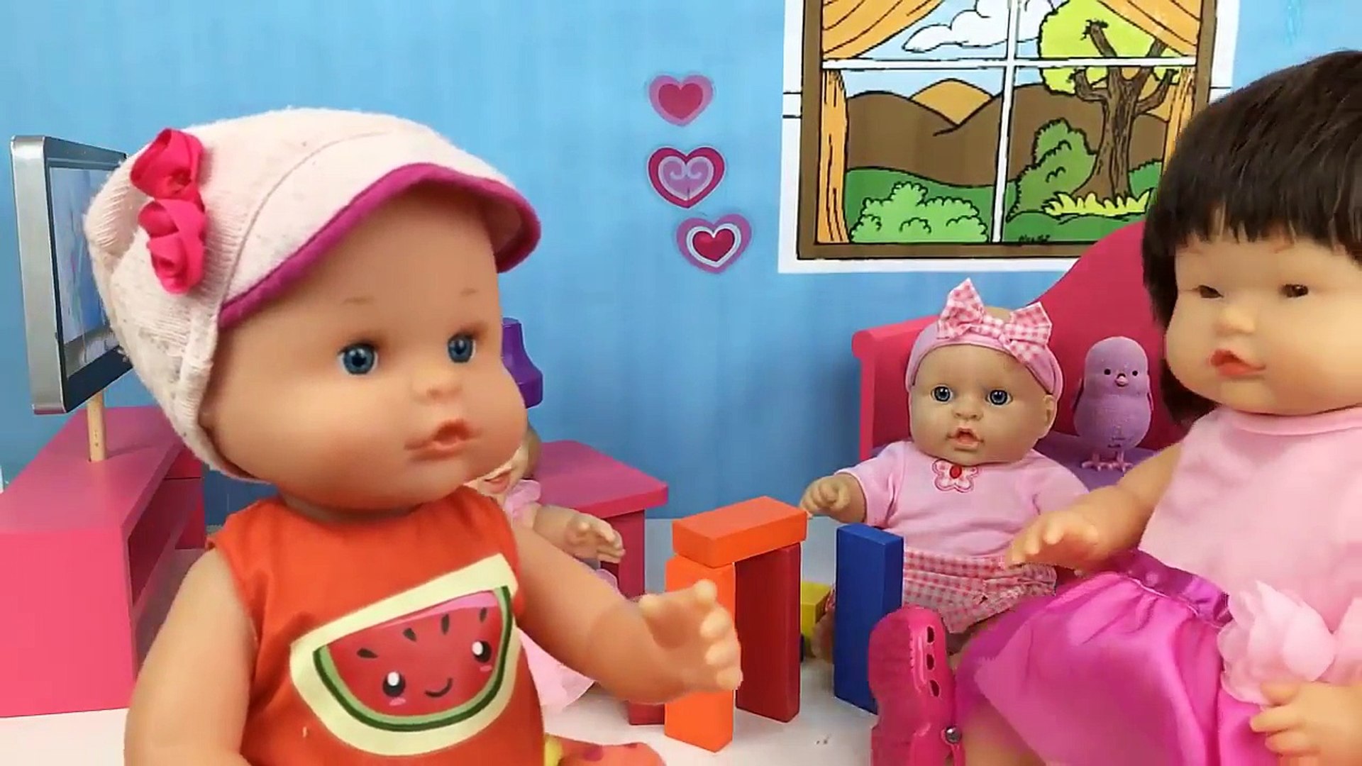 Baby doll hello kitty como colocar ropa y accesorios de muñecas bebes nenuco  en armario Lola - video Dailymotion