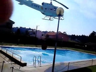 Yangın söndürme helikopteri havuzdan su aldı