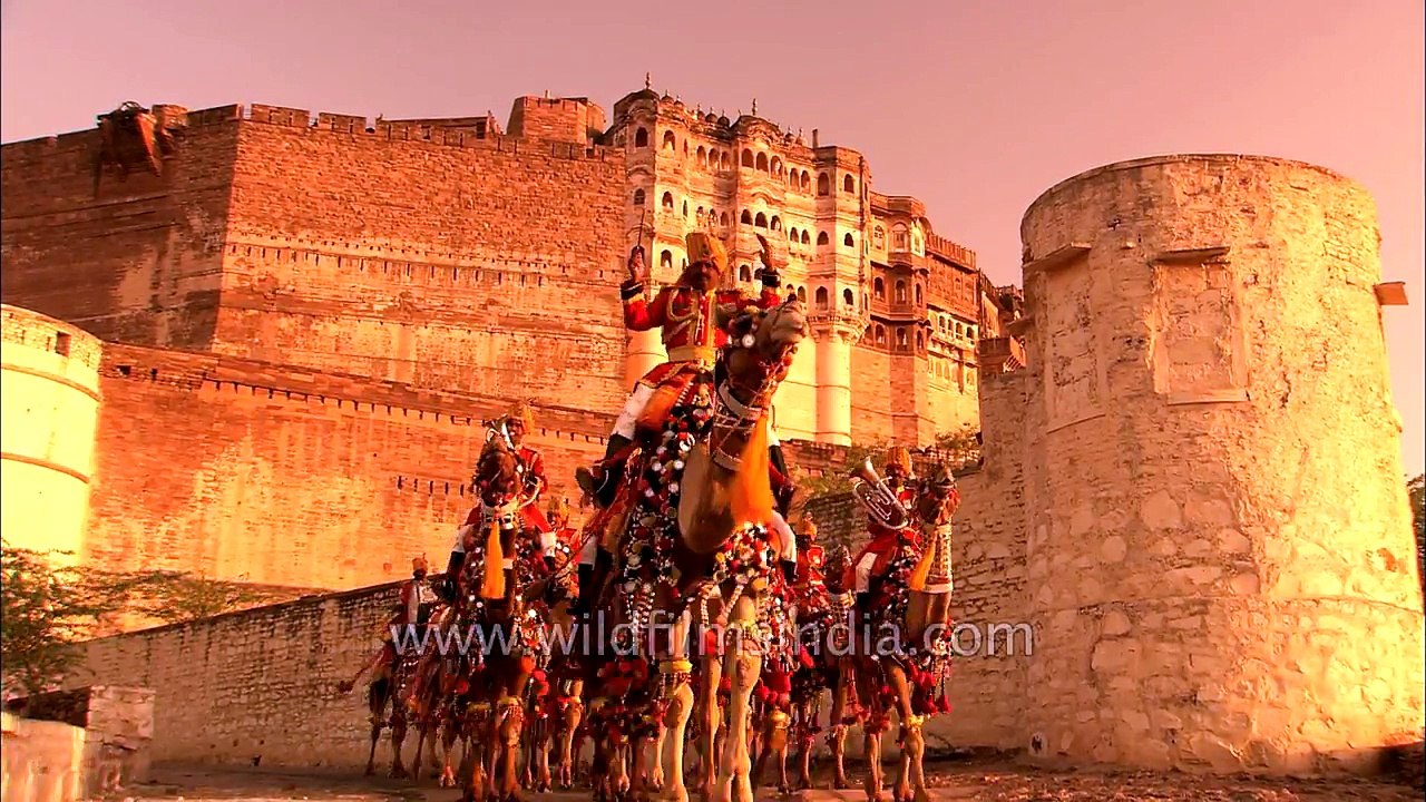 Saare Jahan Se Achha - Indian military Camel band plays out in the desert