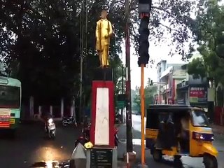 சிலையின் தலையில் விழுந்த இடி..வீடியோ