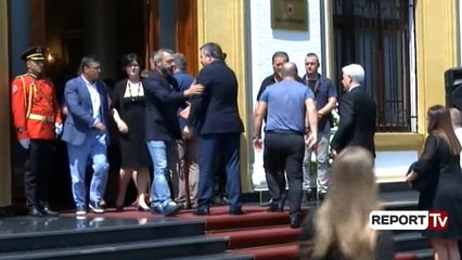 Report Tv - Saimir Tahiri 'rikthehet' në Kuvend, homazhe për Hajdaragën