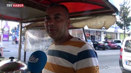 Hem mısır satıyor hem insanların derdini dinliyor