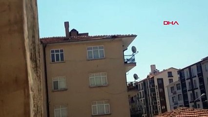 İntihar için çıktığı çatının kenarına uzanırken böyle düştü