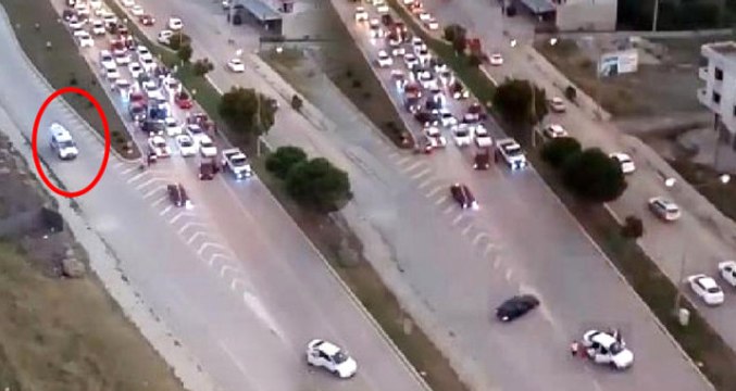 Asker Uğurlama Konvoyu Trafiği Kapattı, Ambulans Yan Yola Girdi