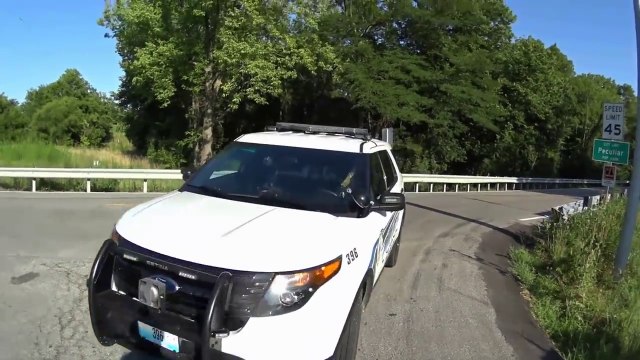 Ce policier rentre dans un cycliste : téléphone au volant !