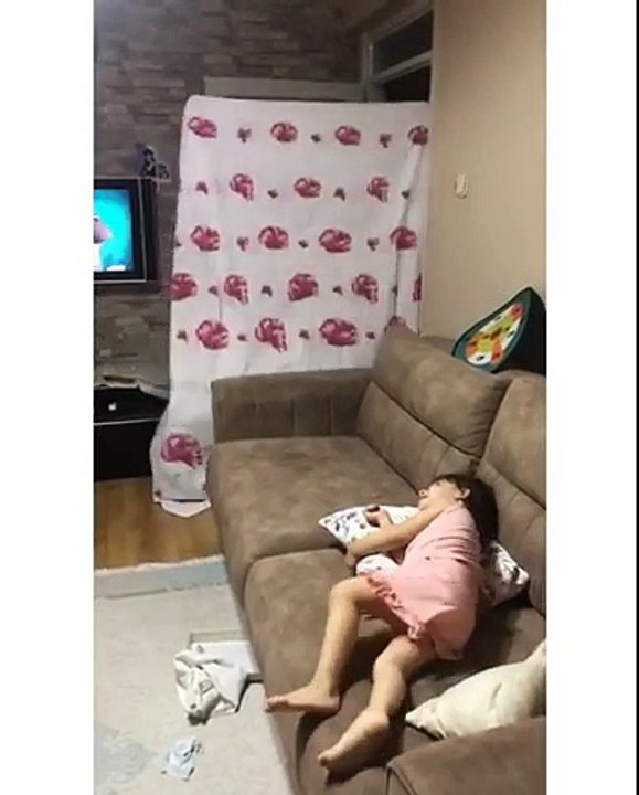 Trop drôle : maman disparaît derrière un drap, sa fille la cherche !