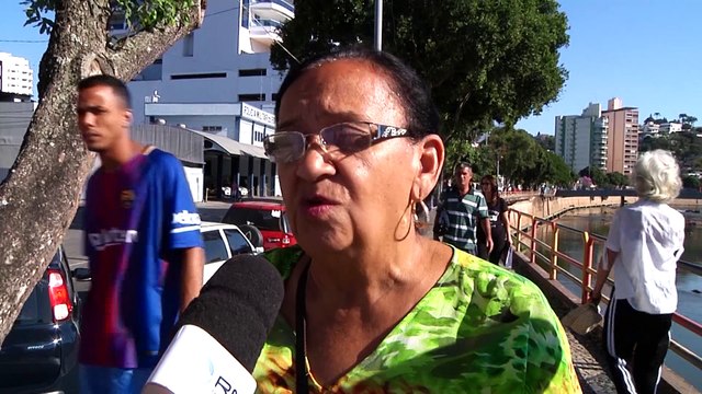 Moradores de Cachoeiro reclamam de buracos no calçadão da Beira Rio