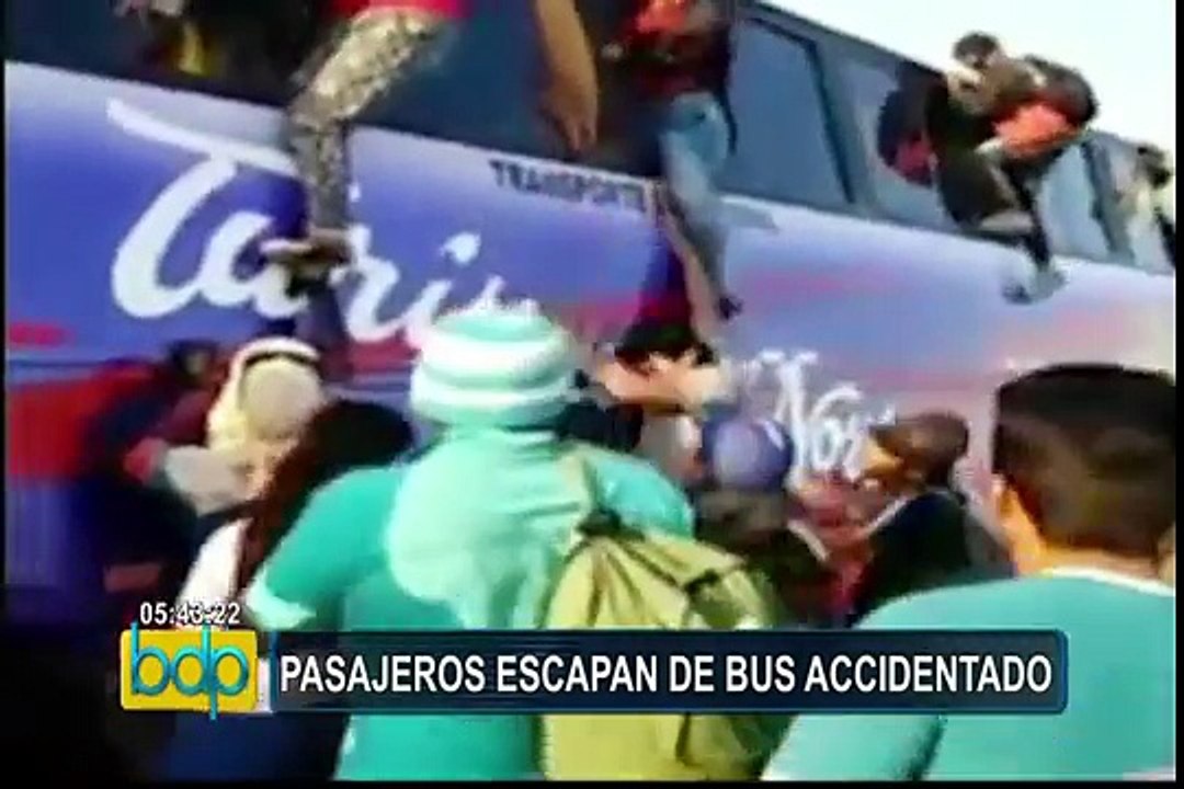 Piura: pasajeros salen por las ventanas de bus interprovincial accidentado