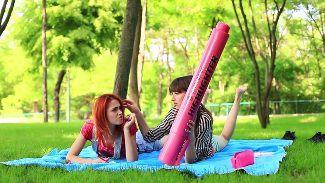 7 FOURNITURES SCOLAIRES DIY GÉANTES vs MINIATURES BLAGUES A FAIRE EN COURS | Troom Troom FR