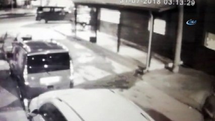 Gece vakti havaya rastgele ateş açtı, mermiler evlere isabet etti...O anlar kamerada