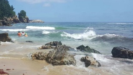 안전요원 없는 해변서 파도에 떠밀린 아버지와 아들 구조 / YTN