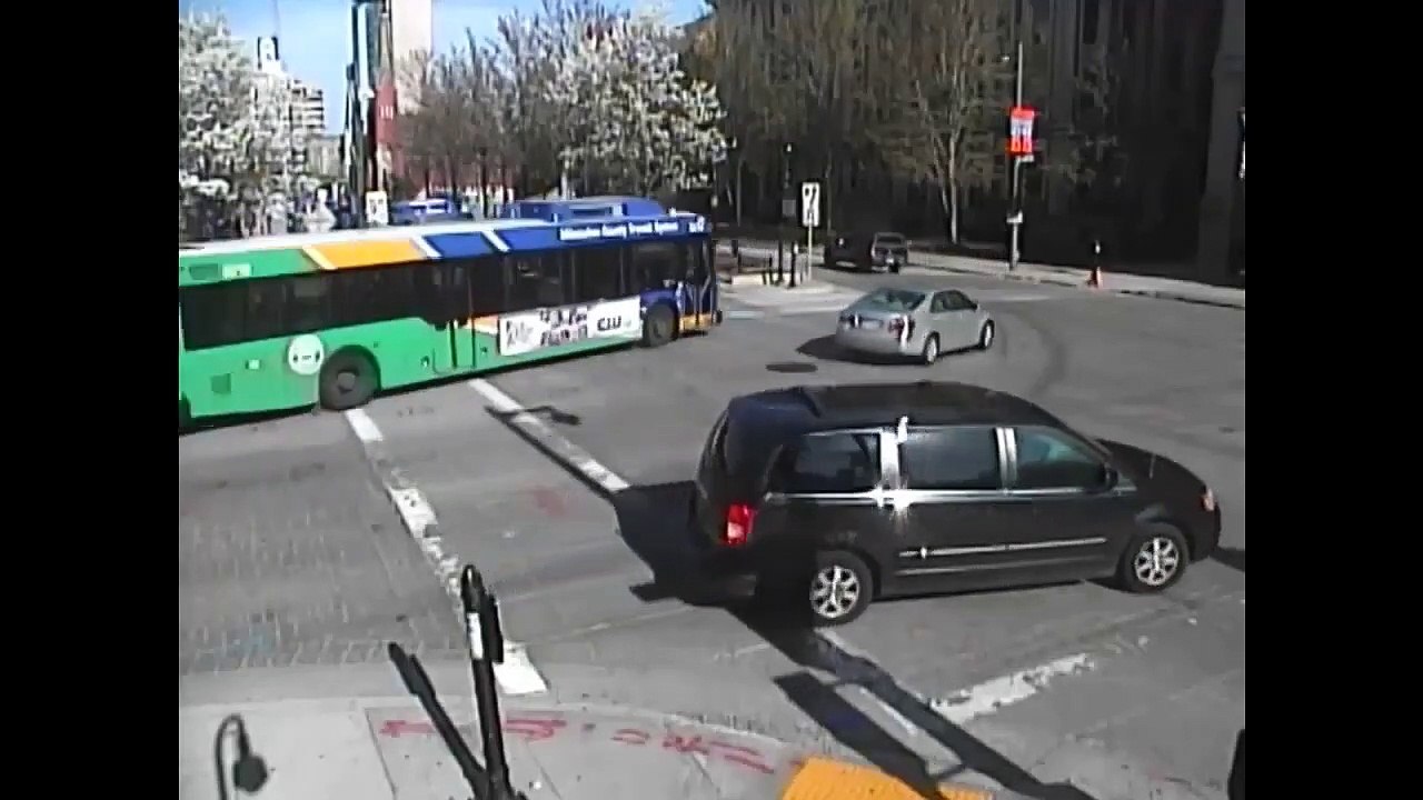 Un conducteur de bus confond le frein et l'accélérateur.