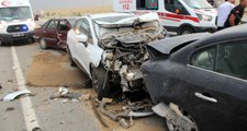 Konya'da Kum Fırtınası Nedeniyle 20 Araç Birbirine Girdi: 17 Yaralı