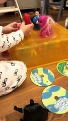 OLI jugando con sus muñecas - 30 de Julio