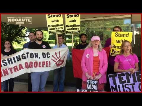 Ativistas protestam na embaixada do Brasil em Washington DC contra o governo ilegítimo