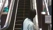 Escalator en Inde : ils connaissent pas et le prennent en sens inverse !