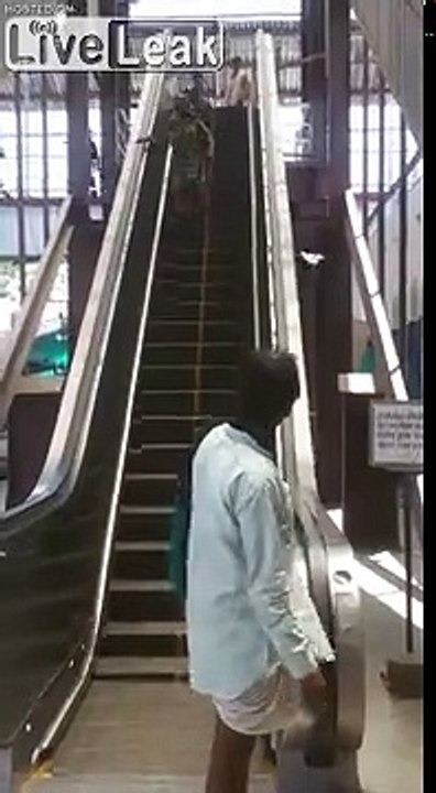 Escalator en Inde : ils connaissent pas et le prennent en sens inverse !