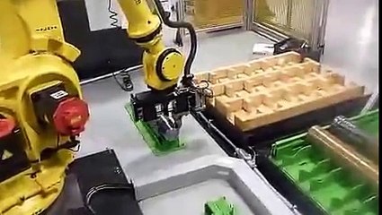 Fanuc Robot Machine Tendning HAAS CNC Mill with 4th Axis
