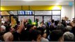 Apoiadores de Bolsonaro o recebem no aeroporto de Vitória