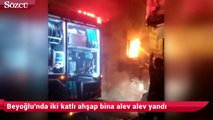 Beyoğlu'nda iki katlı ahşap bina alev alev yandı