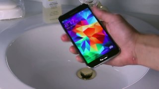 Samsung Galaxy S5 Испытание Водой 30 минут .Это на самом деле водонепроницаемый телефон.