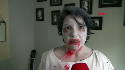 Sokak sanatçılarından `Şiddete karşı´ canlı heykel duruşu