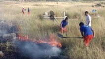 Polis ekipleri tarihi mezarlık alanında çıkan yangına TOMA ile müdahale etti
