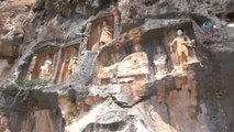 2 Bin 400 Yıl Önce Yapılan 'Adam Kayalar' Görenleri Şaşırtıyor