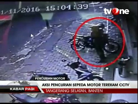 Pencurian Motor di Pondok Aren Terekam CCTV