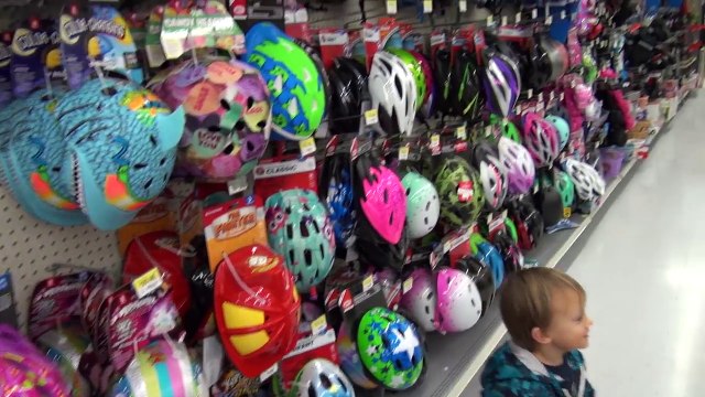 Покупаем шлем | Лиза учится кататься на роликах.