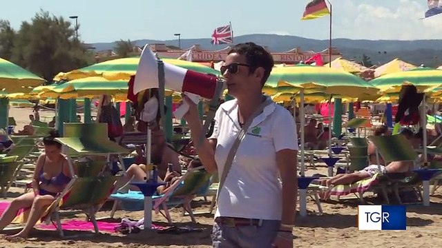 In Puglia flash mob in spiaggia contro la plastica e il Sindaco annuncia divieto contenitori e stoviglie monouso non biodegradabili
