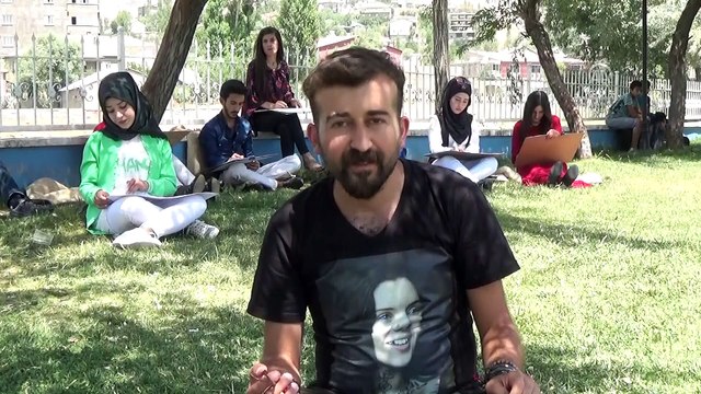 Öğrencilerini santur eşliğinde geleceğe hazırlıyor- HAKKARİ