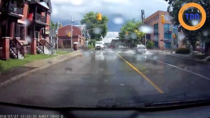 Quand un automobiliste canadien éclabousse les passants par plaisir !