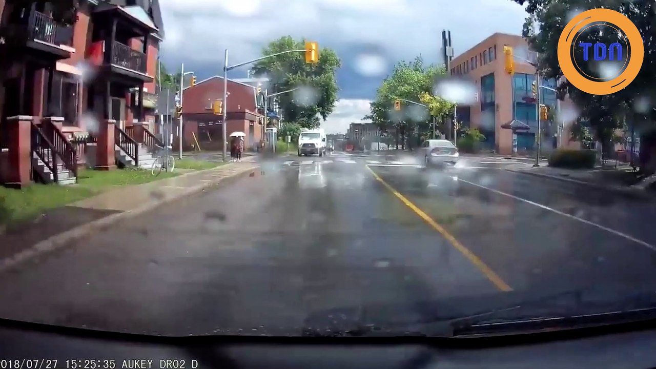 Quand un automobiliste canadien éclabousse les passants par plaisir !