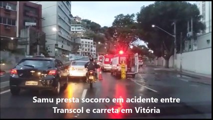 Samu presta socorro em acidente entre Transcol e carreta em Vitória