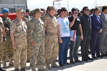 Şehit Anne ile Bebeği İçin Düzenlen Törende Acılı Baba Yürekleri Dağladı: Minik Bebeğinin Yastığını Elinden Bırakmadı