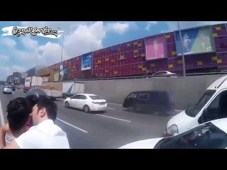 Kaza Sonrası Aracından İnen Genci Sarılarak Sakinleştiren Adam