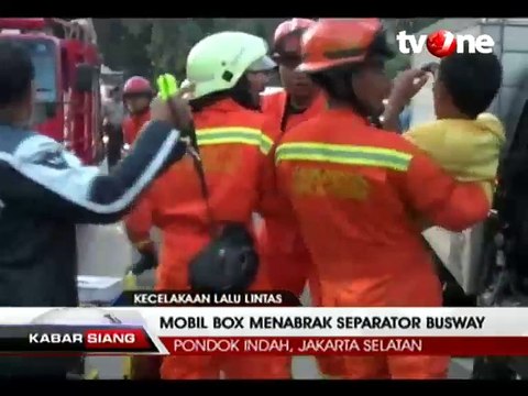 Mobil Boks Tabrak Separator Busway di Pondok Indah