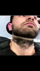 Descargar video: Il se fait raser la barbe d'une certaine manière (qui fait mal)